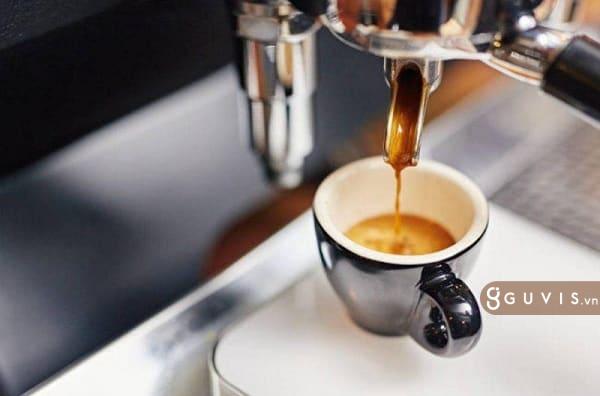 Làm thế nào để pha cà phê bằng máy ngon nhất? 2 pha cà phê bằng máy